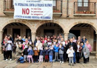 Concentracion contra la violencia de genero en Valdeverdeja